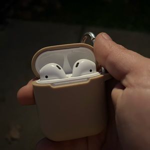Apple AirPods gen 2 (with keychain case)